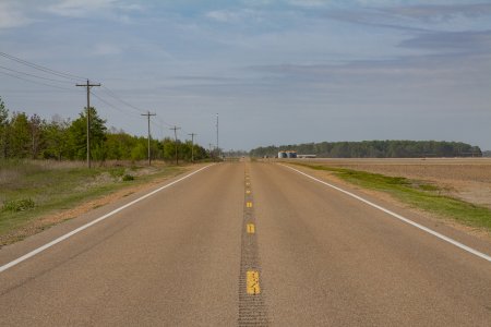 Lange rechte en vooral vlakke wegen in de Mississippi delta